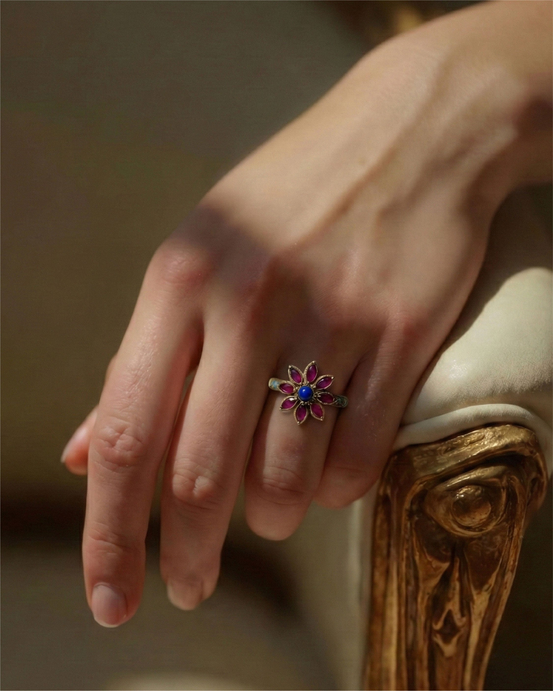 Niloufar - Water lily - 21-karat gold, Ruby and Lapis ring